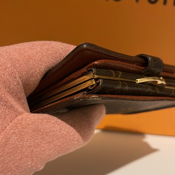 Louis Vuitton Kisslock Wallet - Picture 11 of 13